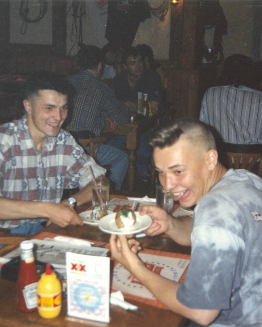 Фото «Это только начало». Сергей Жуков показал архивные фото переезда в Москву 30 лет назад 4